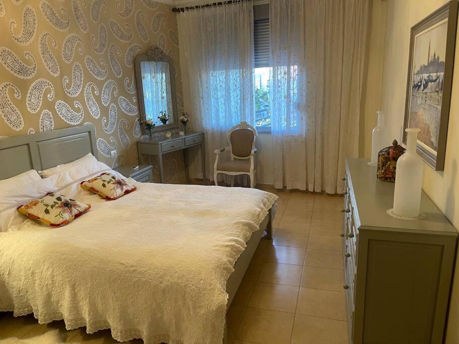 Stylish Central Apartment Тирана Екстер'єр фото