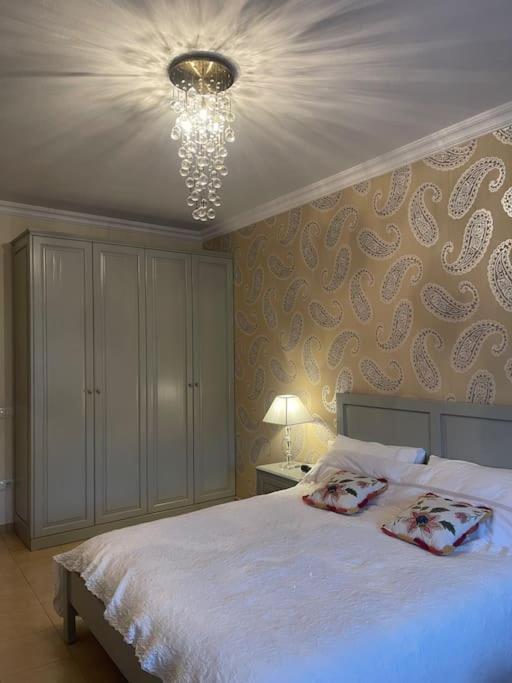 Stylish Central Apartment Тирана Екстер'єр фото